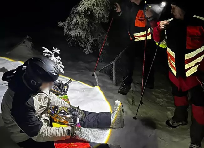 Гірські рятувальники знайшли підлітка-сноубордиста, який заблукав на Драгобраті (ФОТО)