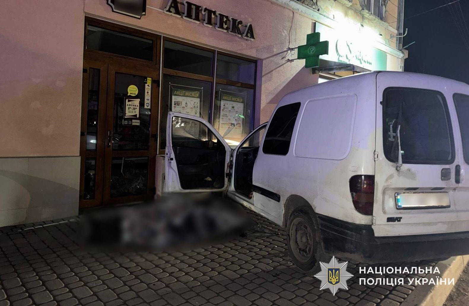 В Ужгороді 85-річний водій помер за кермом і врізався в фасад аптеки (ФОТО)