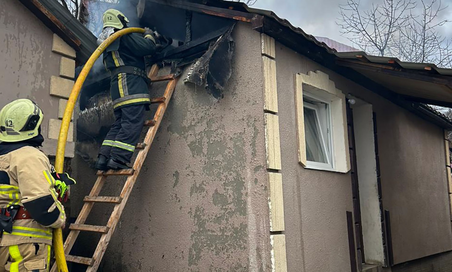 Через розпалену піч на Свалявщині ледь не згорів будинок (ФОТО)
