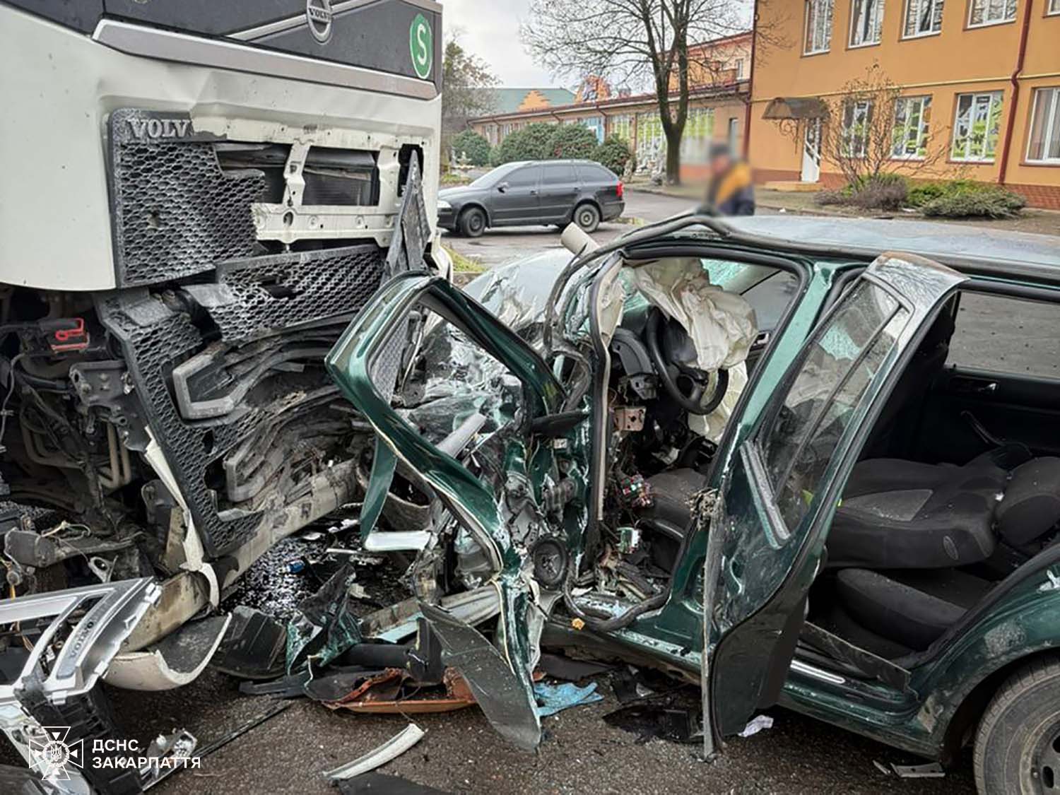 У Мукачеві рятувальники деблокували водія з понівеченого внаслідок ДТП автомобіля (ФОТО)