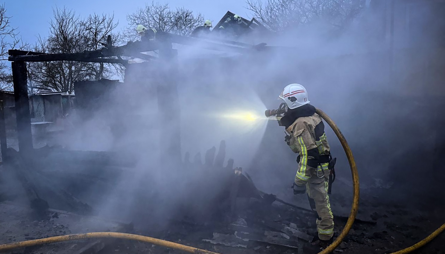 У селі Руське на Мукачівщині пожежа загрожувала кільком будівлям (ФОТО)
