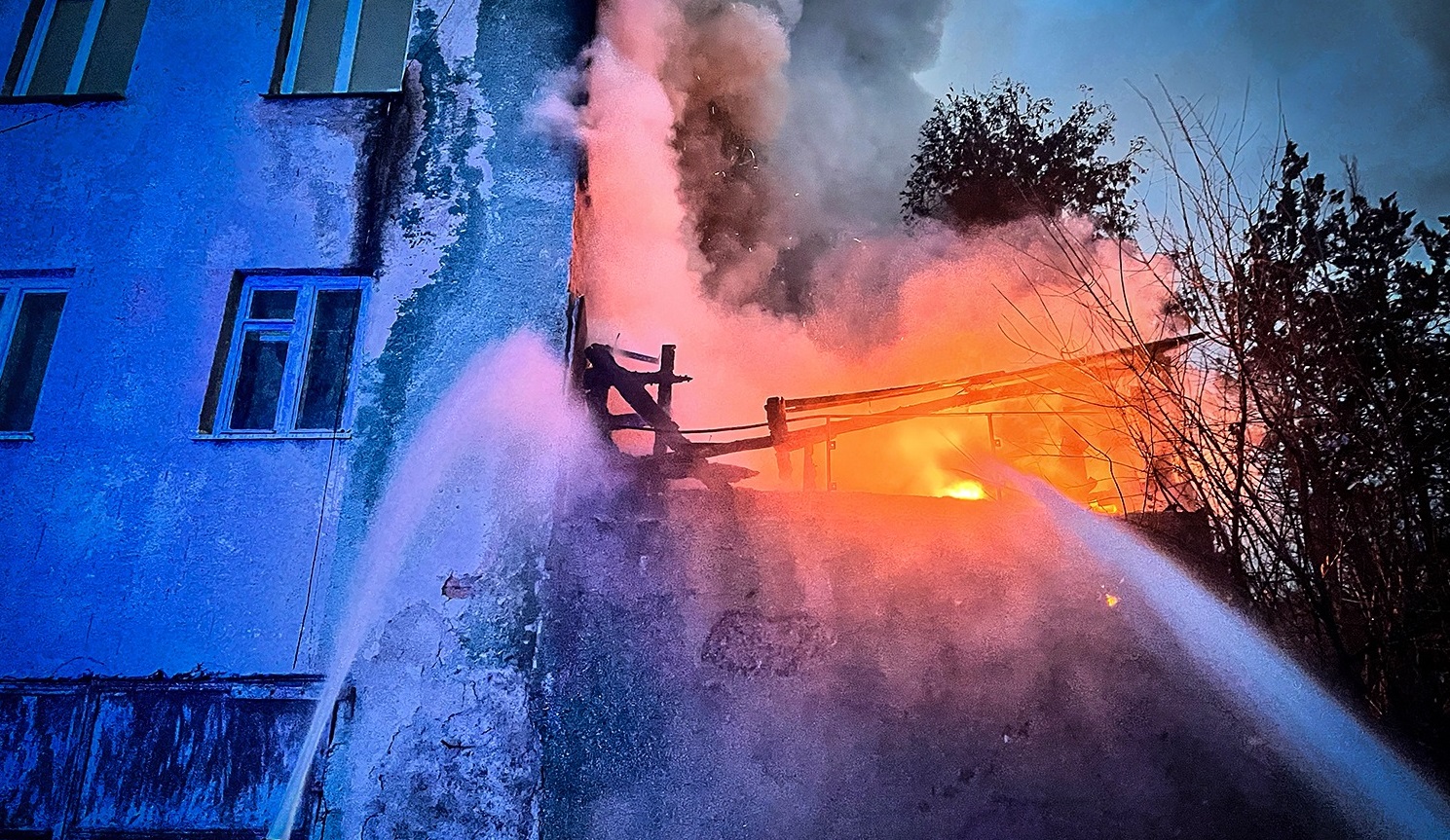 В Хусті через займання гаража ледь не загорілася багатоповерхівка (ФОТО)