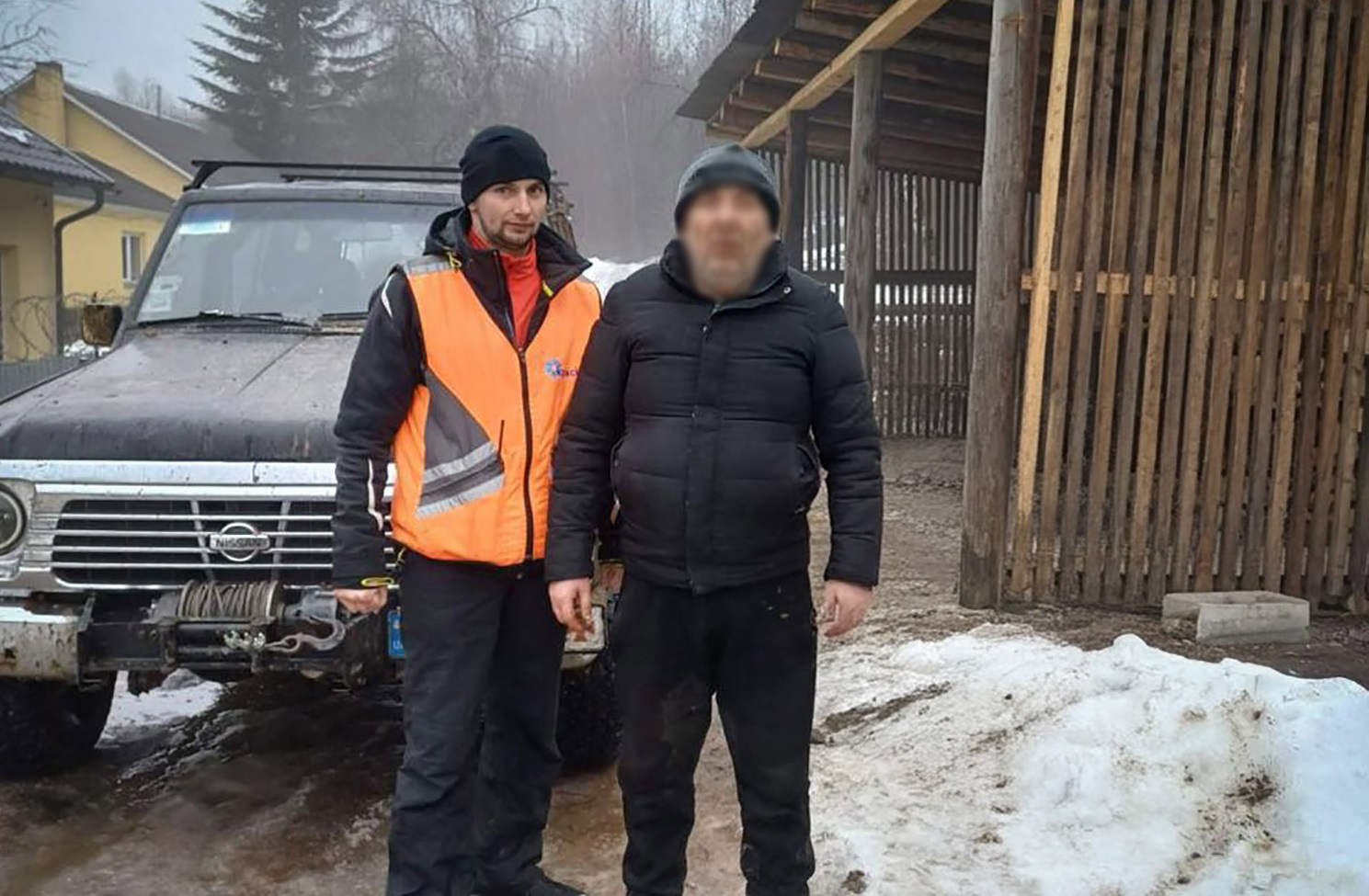 На Закарпатті рятувальники розшукали в лісі знесиленого чоловіка, який заблукав через туман (ФОТО)