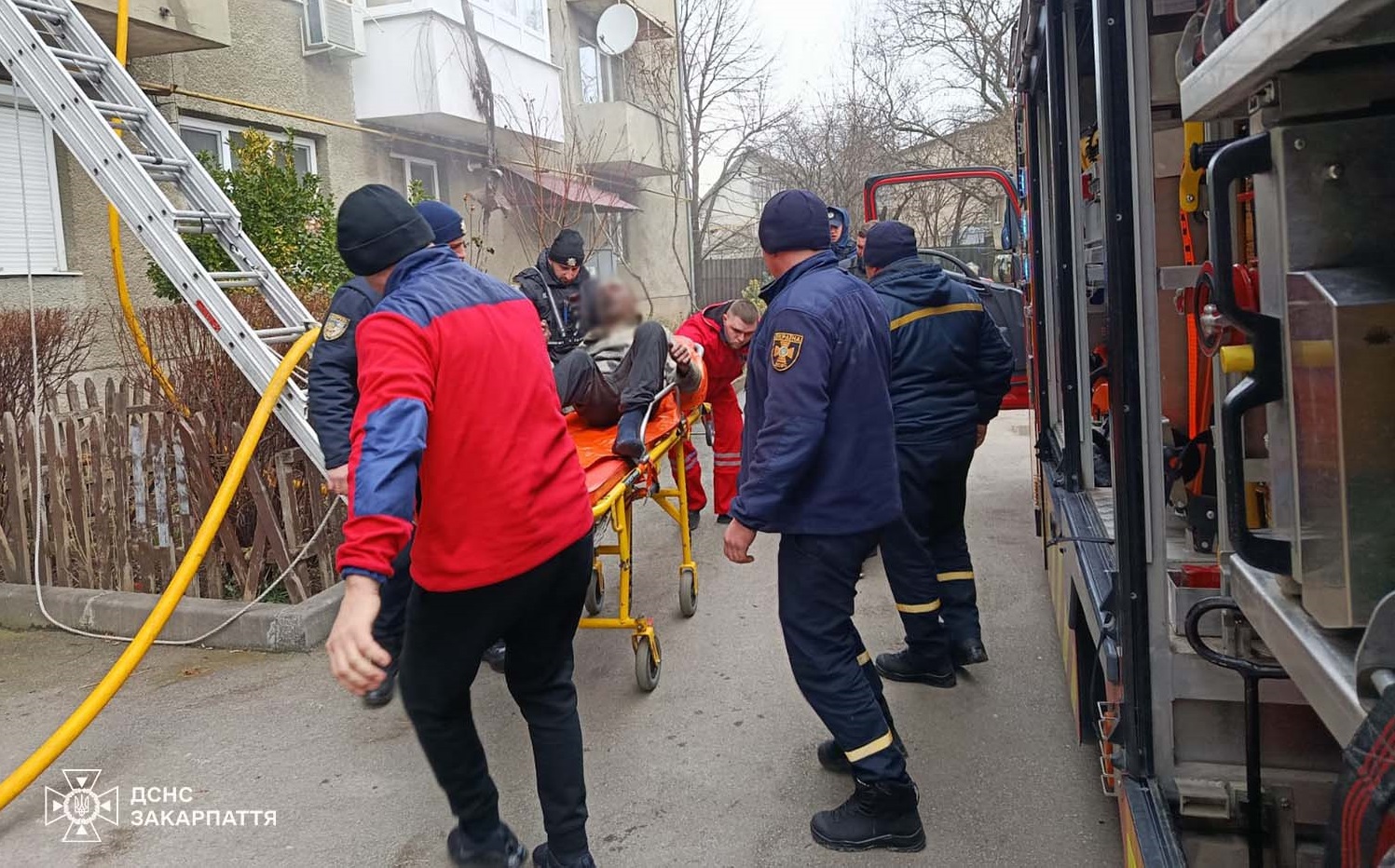 Чоловіка з опіками врятували під час пожежі в Мукачеві (ФОТО)