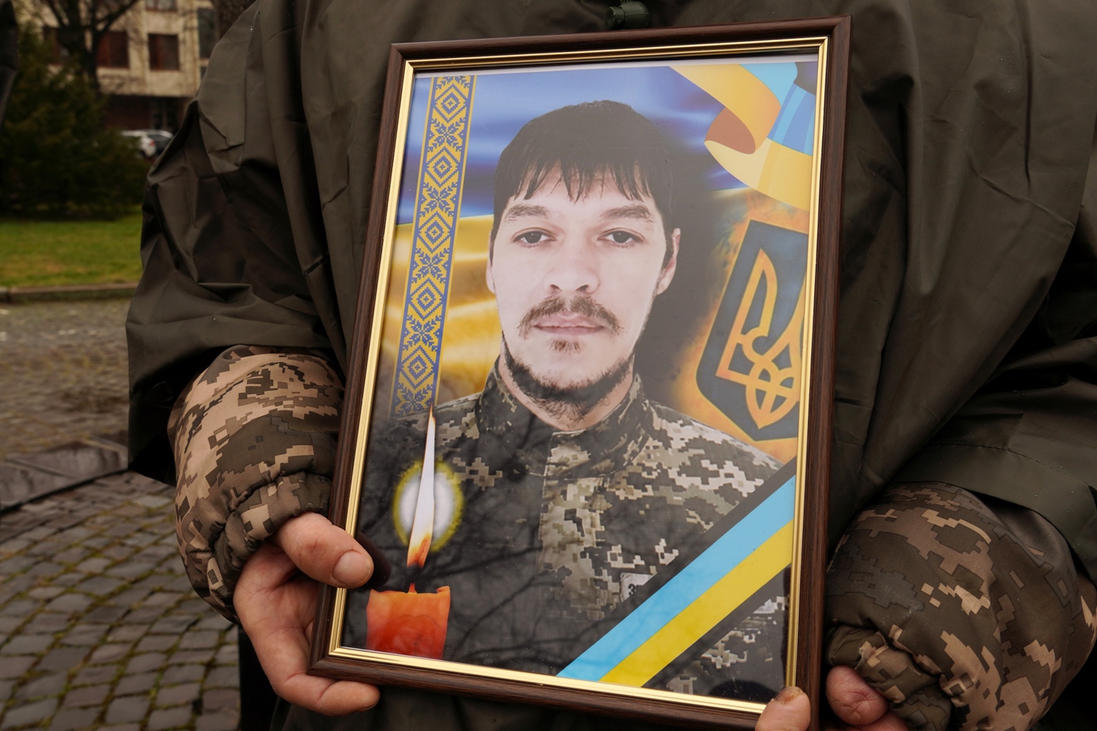 В Ужгороді попрощалися із 35-річним захисником Тарасом Сірком, який майже рік вважався зниклим безвісти (ФОТО)