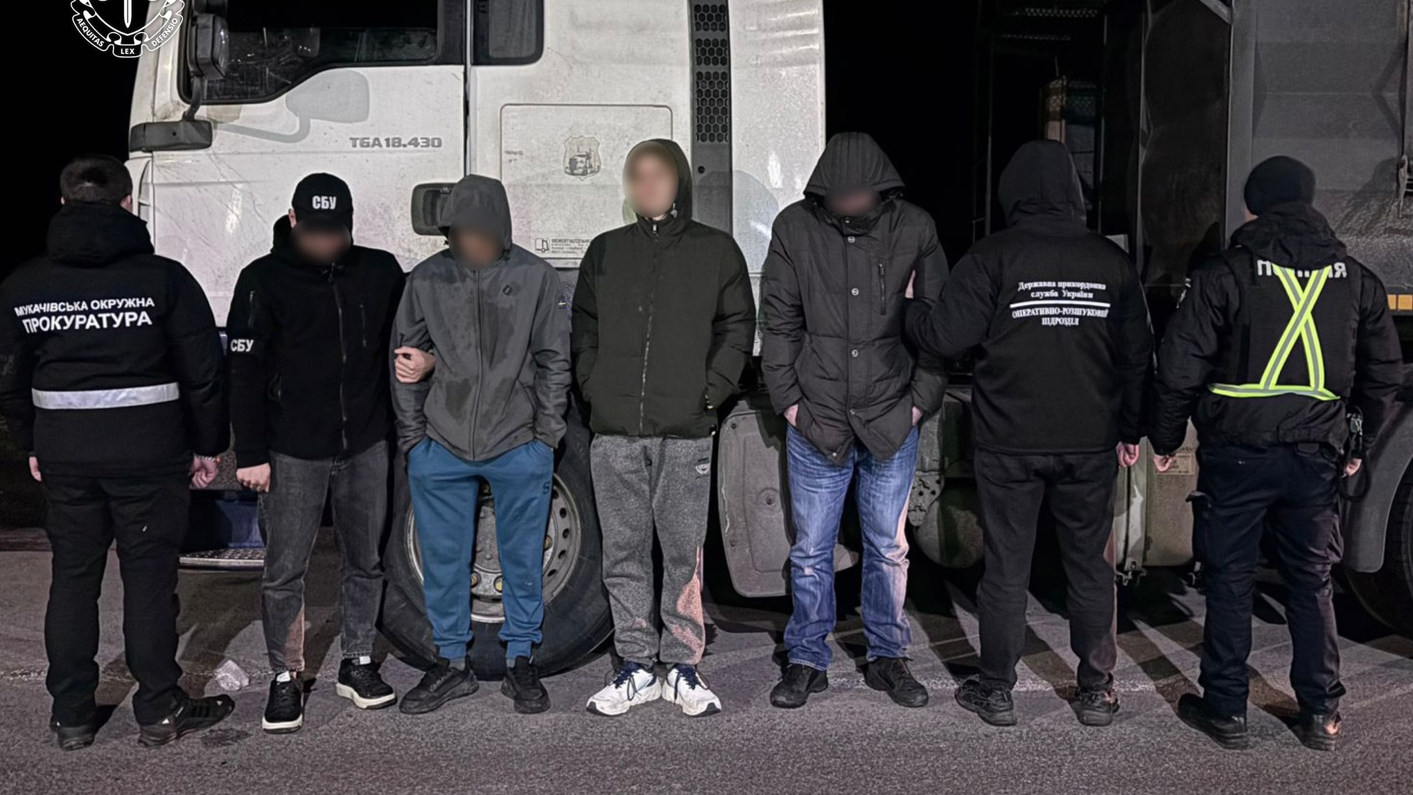 На Закарпатті затримали далекобійника, який перевозив чоловіків до кордону у спальному відсіку вантажівки (ФОТО)