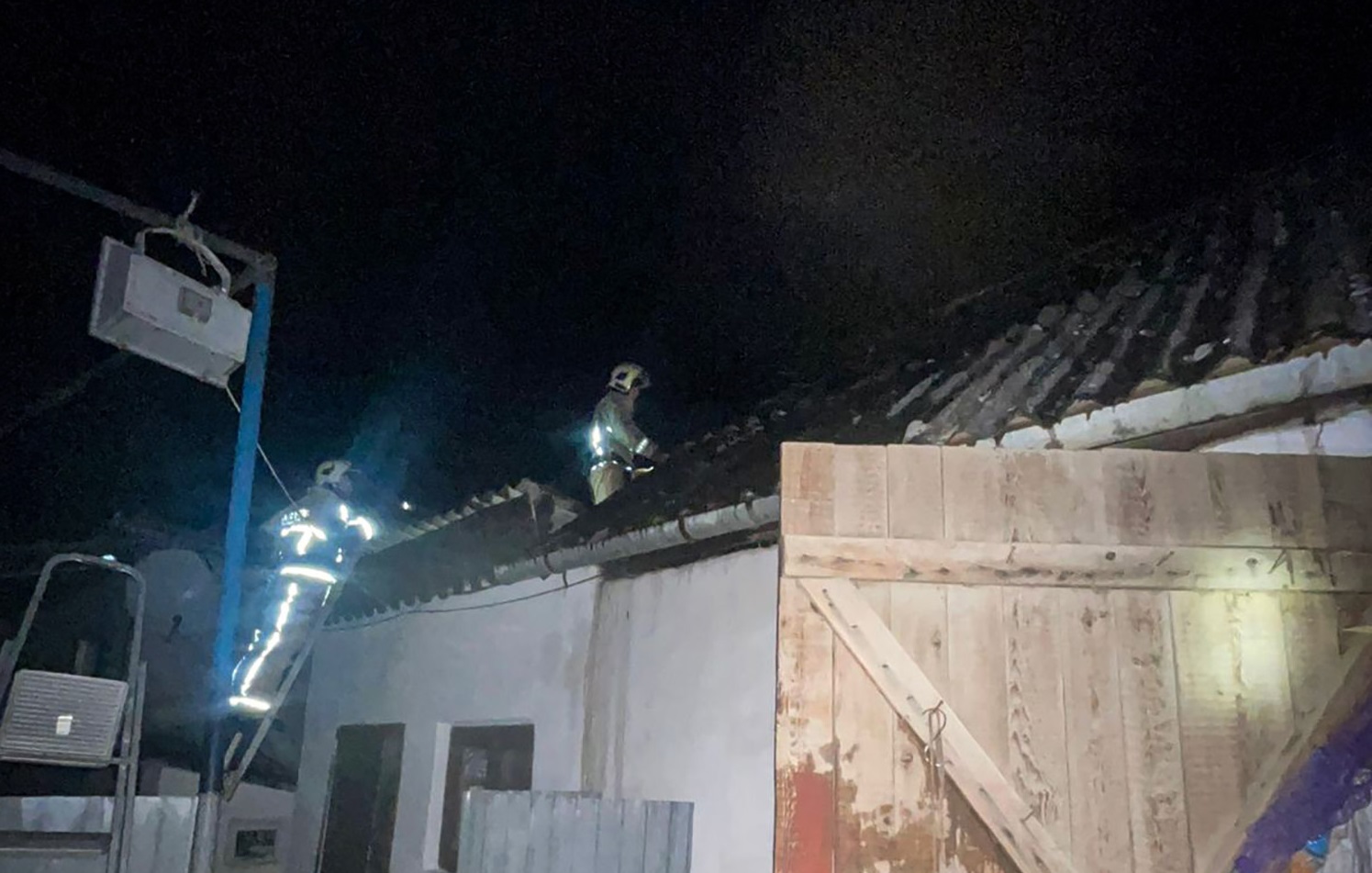 На Мукачівщині зайнялася покрівля надвірної споруди (ФОТО)