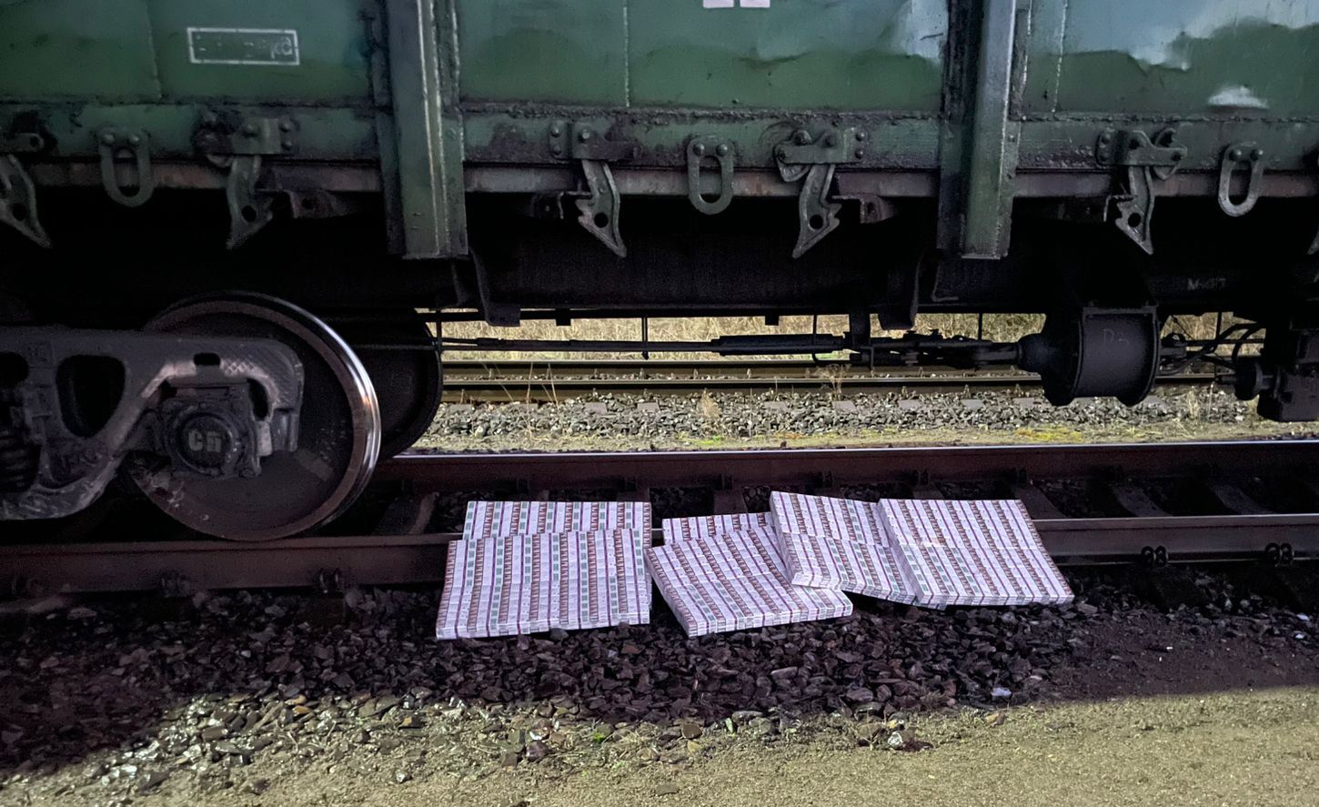 На Закарпатті викрили контрабанду сигарет під залізною рудою у вантажному поїзді (ФОТО)