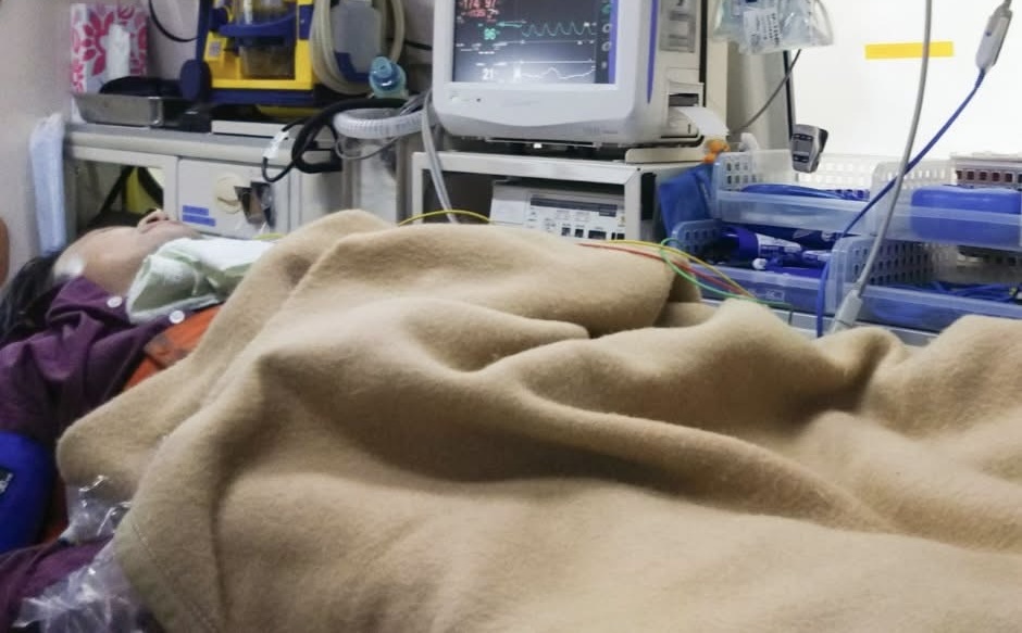 У Синевирі через засніжену дорогу, медикам довелося пішли йти до пацієнтки ФОТО)