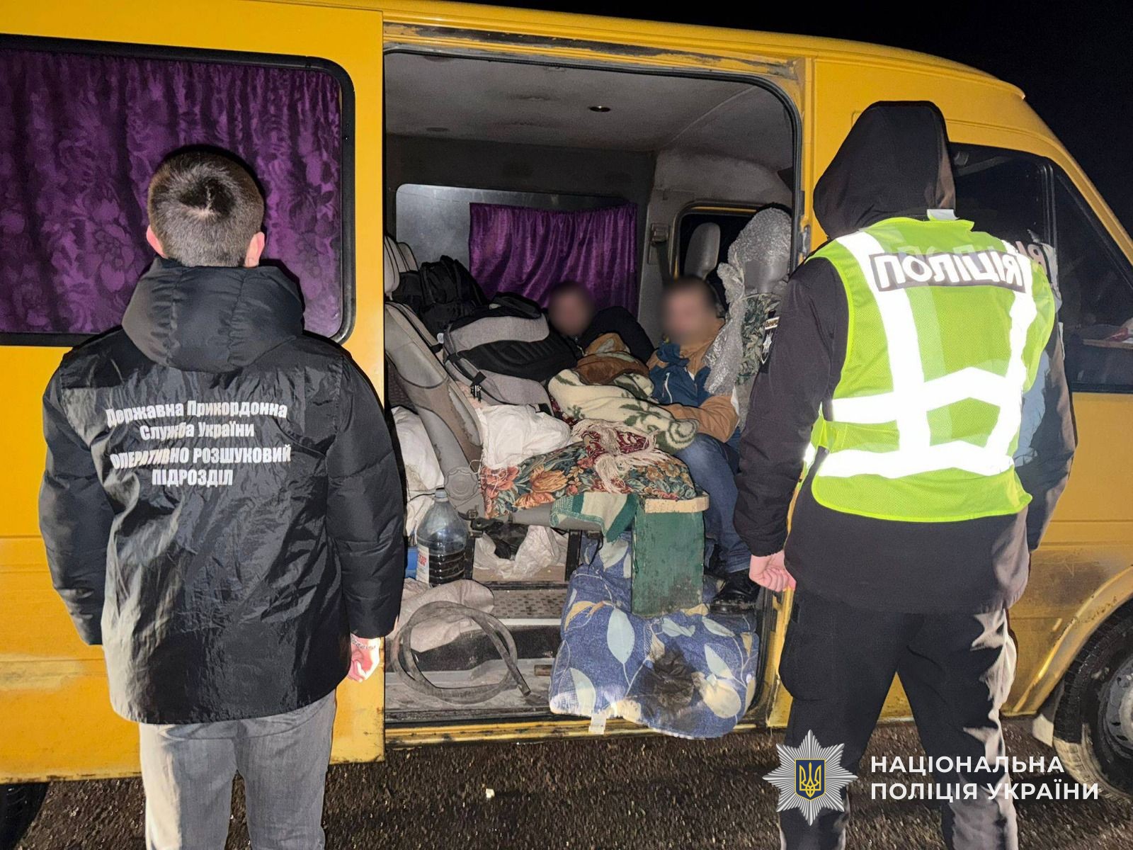 На Берегівщині затримали переправника Тячівщини, що під сидіннями мікроавтобуса сховав групу "ухилянтів" (ФОТО)