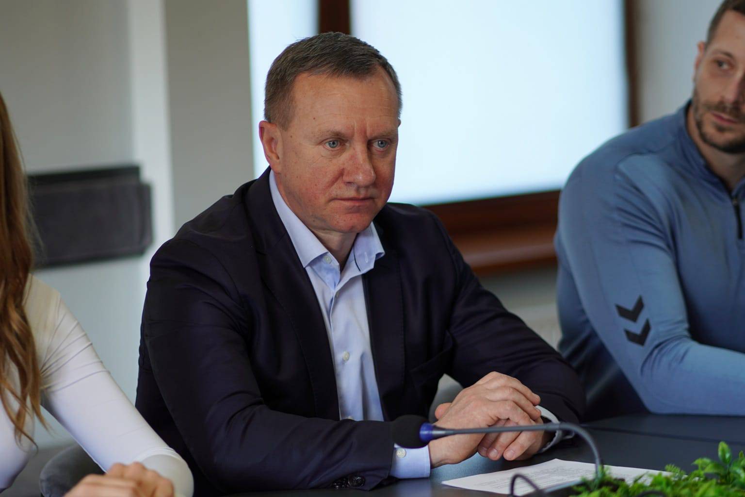 Мер Ужгорода їздить на автомобілях брата та колишньої дружини