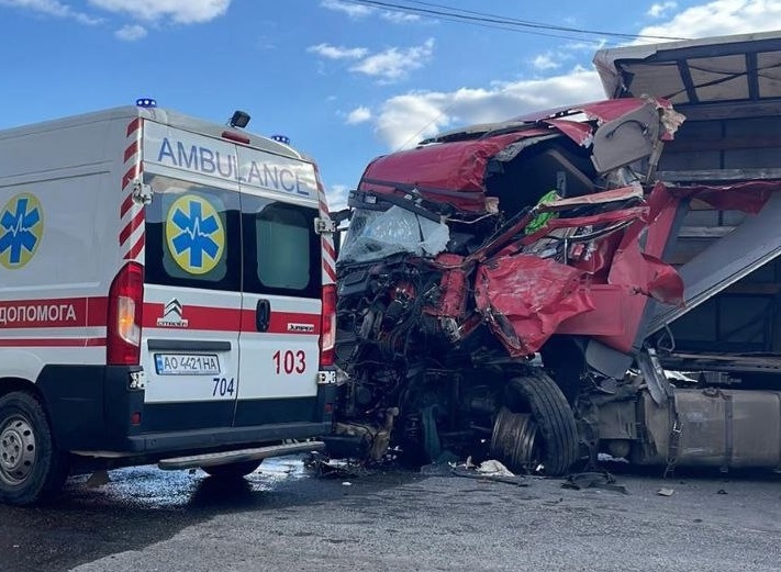 Неподалік Мукачева сталася карколомна ДТП за участі двох вантажівок (ФОТО)
