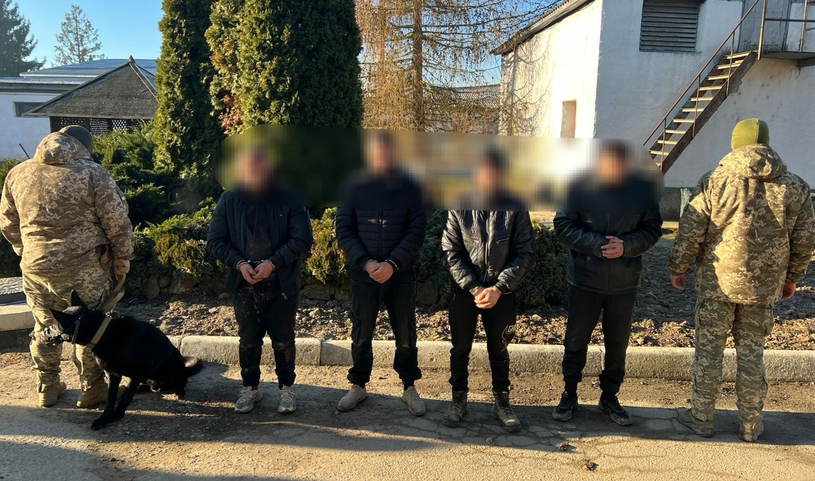 На Закарпатті затримали чотирьох чоловіків, які намагалися незаконно перетнути кордон (ФОТО)