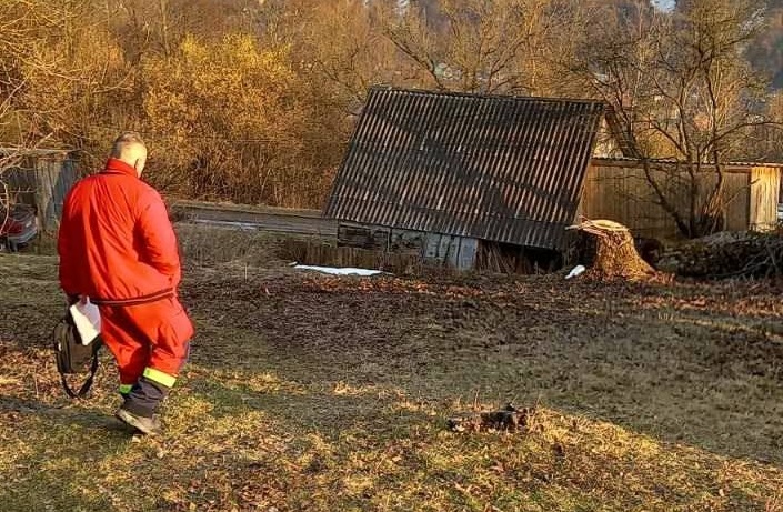 На Рахівщині медики пішки долали схил, щоб врятувати 74-річного чоловіка (ФОТО)