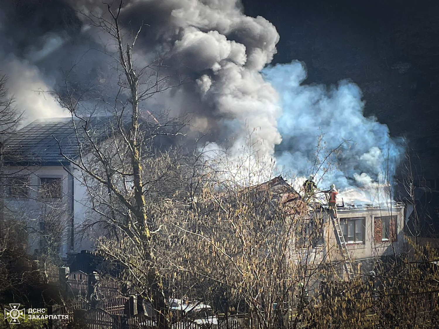 У селі Глибокий Потік на Тячівщині пожежа пошкодила два житлові будинки (ФОТО)