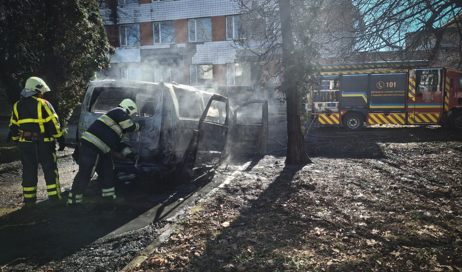У Мукачеві загорівся припаркований Mercedes (ФОТО)