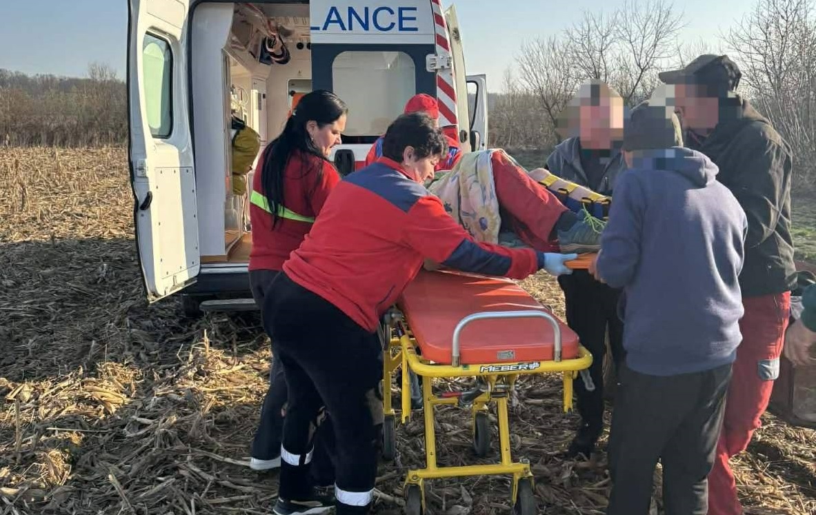 Закарпатські медики врятували чоловіка на якого в лісі впало дерево (ФОТО)