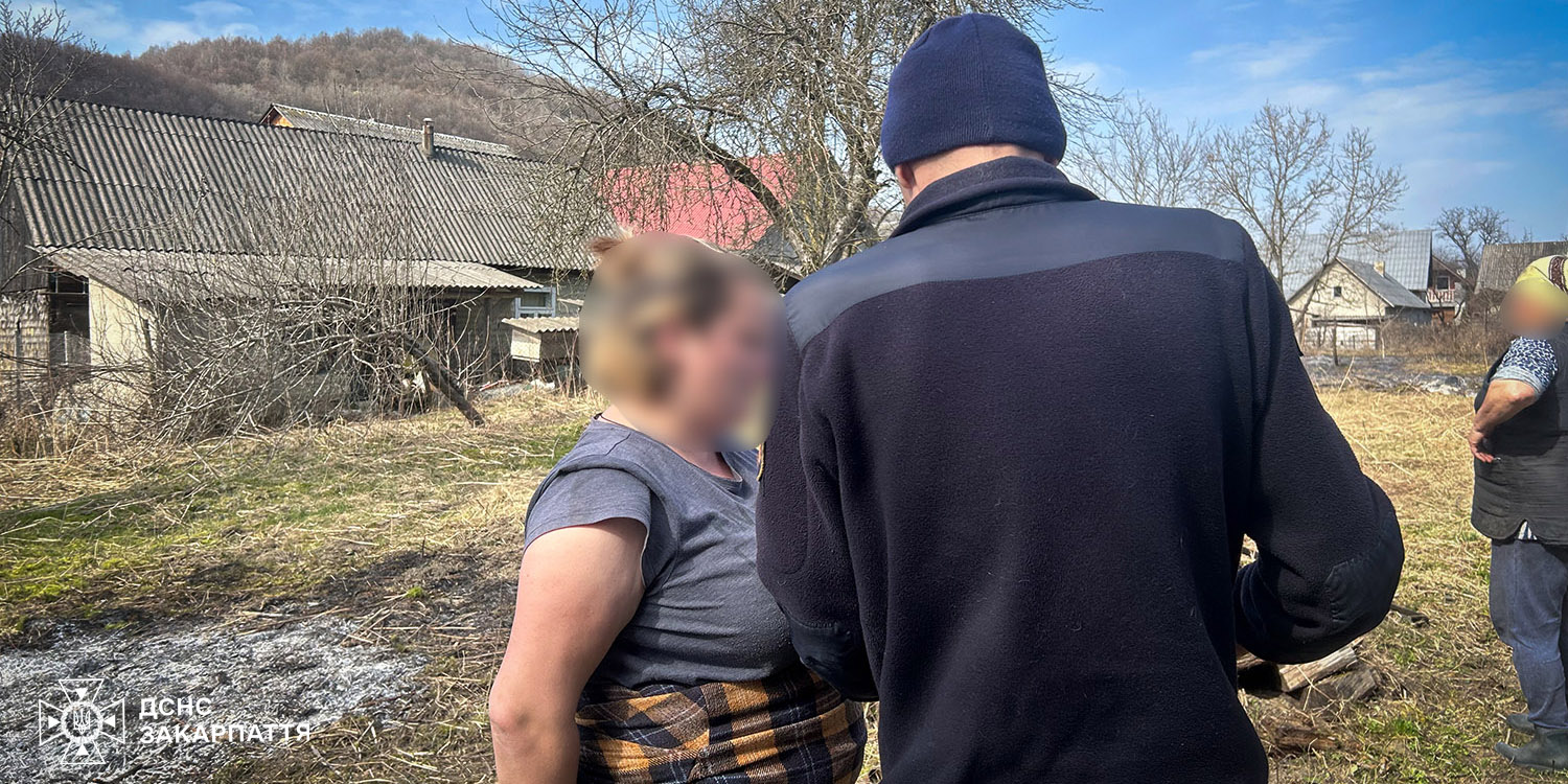 На Тячівщині рятувальники спіймали порушницю, яка палила сухостій біля будинків (ФОТО)