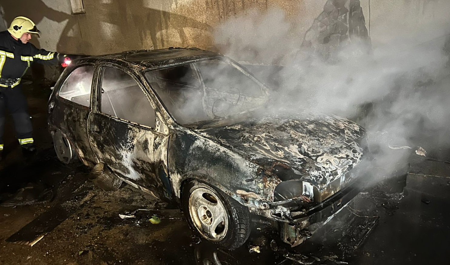 На Хустщині вночі згорів автомобіль (ФОТО)