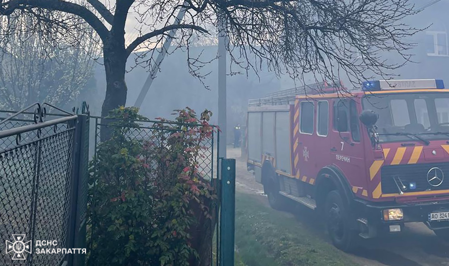 На Ужгородщині через займання дровітні ледь не згоріли два будинки (ФОТО)
