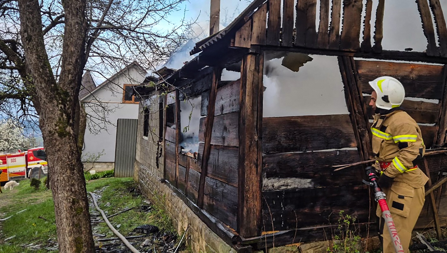 На Тячівщині під час пожежі сусіди винесли з вогню 80-річну жінку (ФОТО)