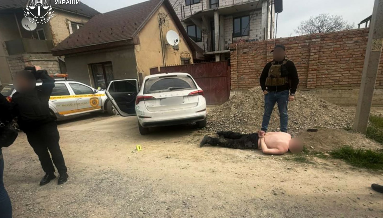 На Берегівщині затримали чоловіка, який викрав жінку з дитиною і відкрив вогонь по поліції (ФОТО)