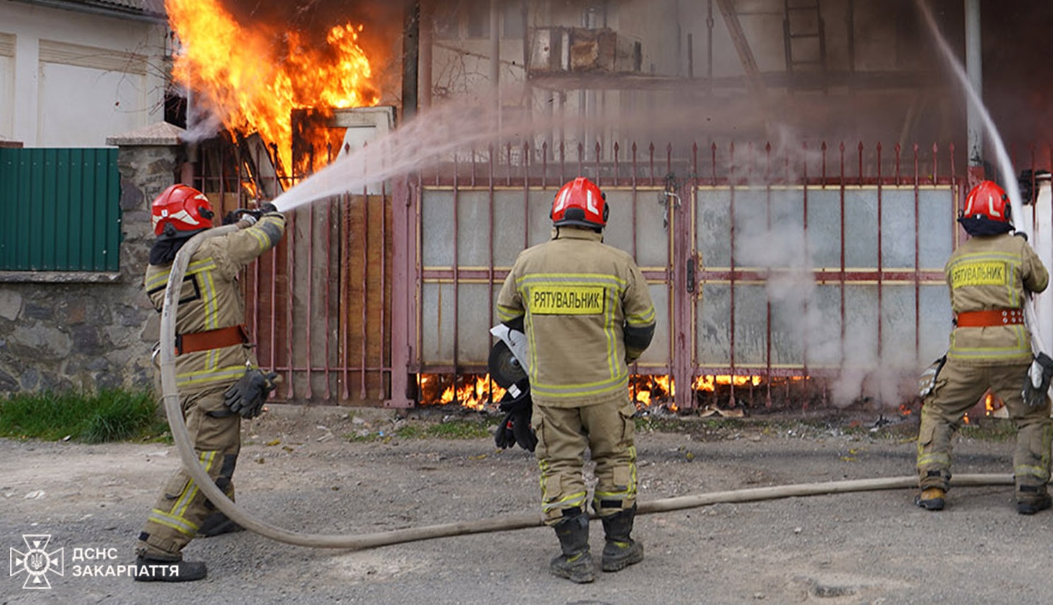 В Ужгороді з палаючої будівлі врятували чоловіка (ФОТО)