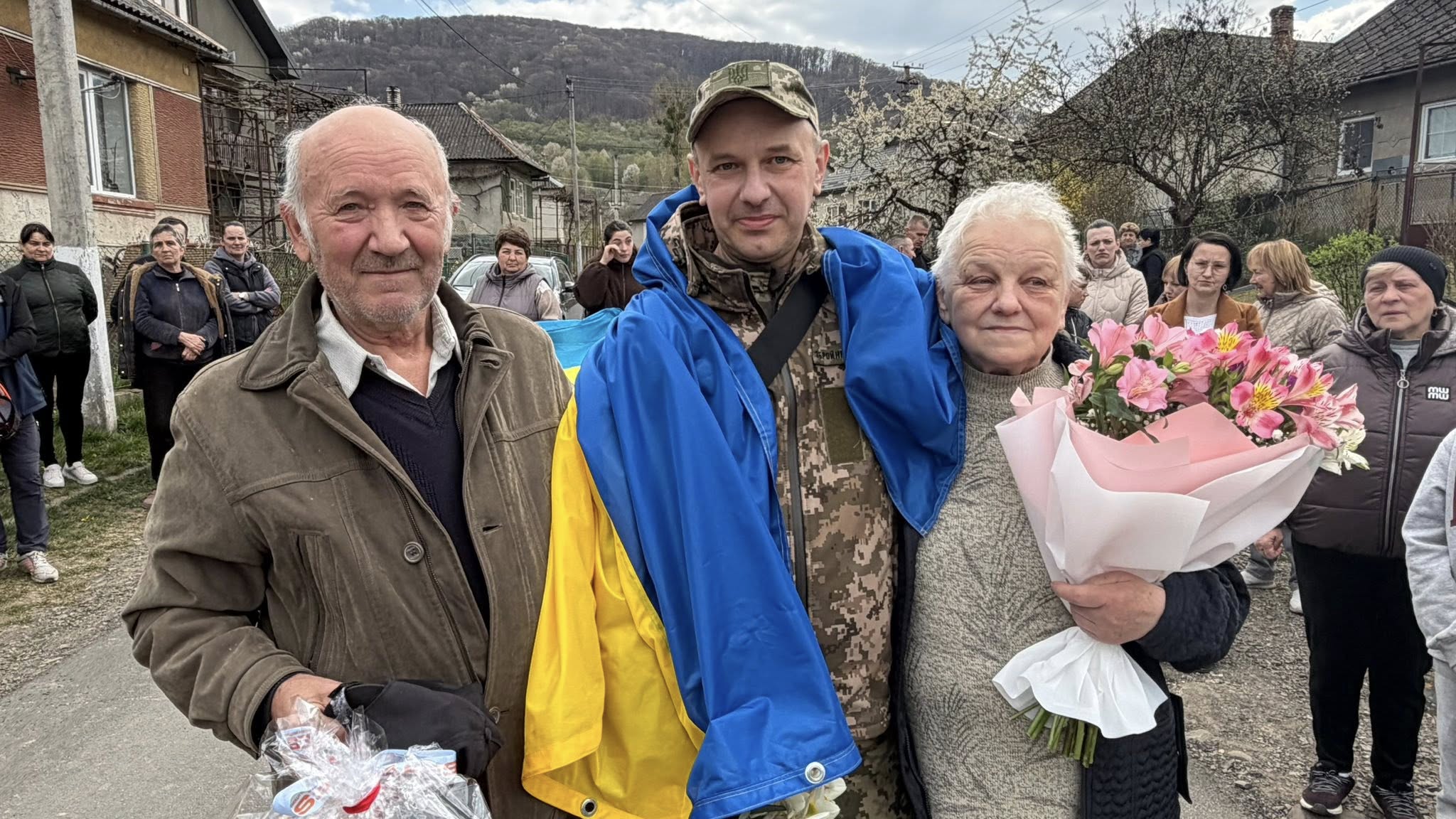 На Ужгородщині зустріли військового Миколу Гудкова після трьох років полону (ФОТО)