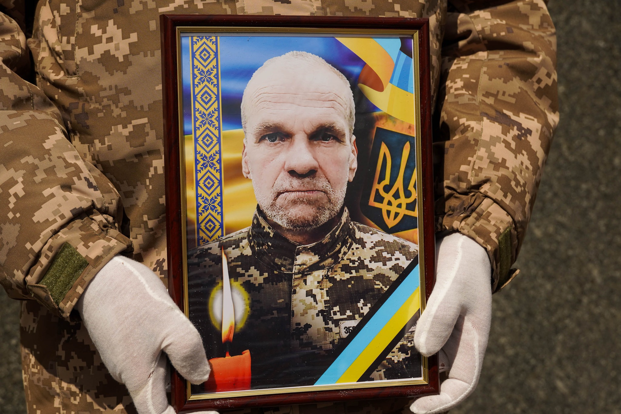 В Ужгороді попрощалися із полеглим на війні Героєм Тарасом Балогою (ФОТО)