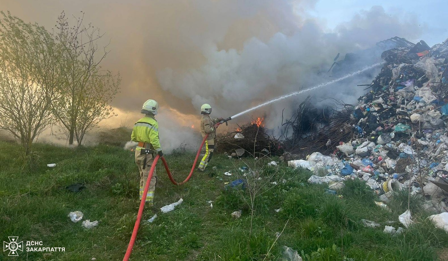 У Тячеві горіло сміттєзвалище площею близько 500 квадратних метрів (ФОТО)