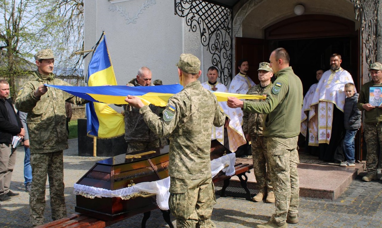 У Нижньому Болотному на Хустщині в останню дорогу провели захисника Віктора Шпиньовича (ФОТО)