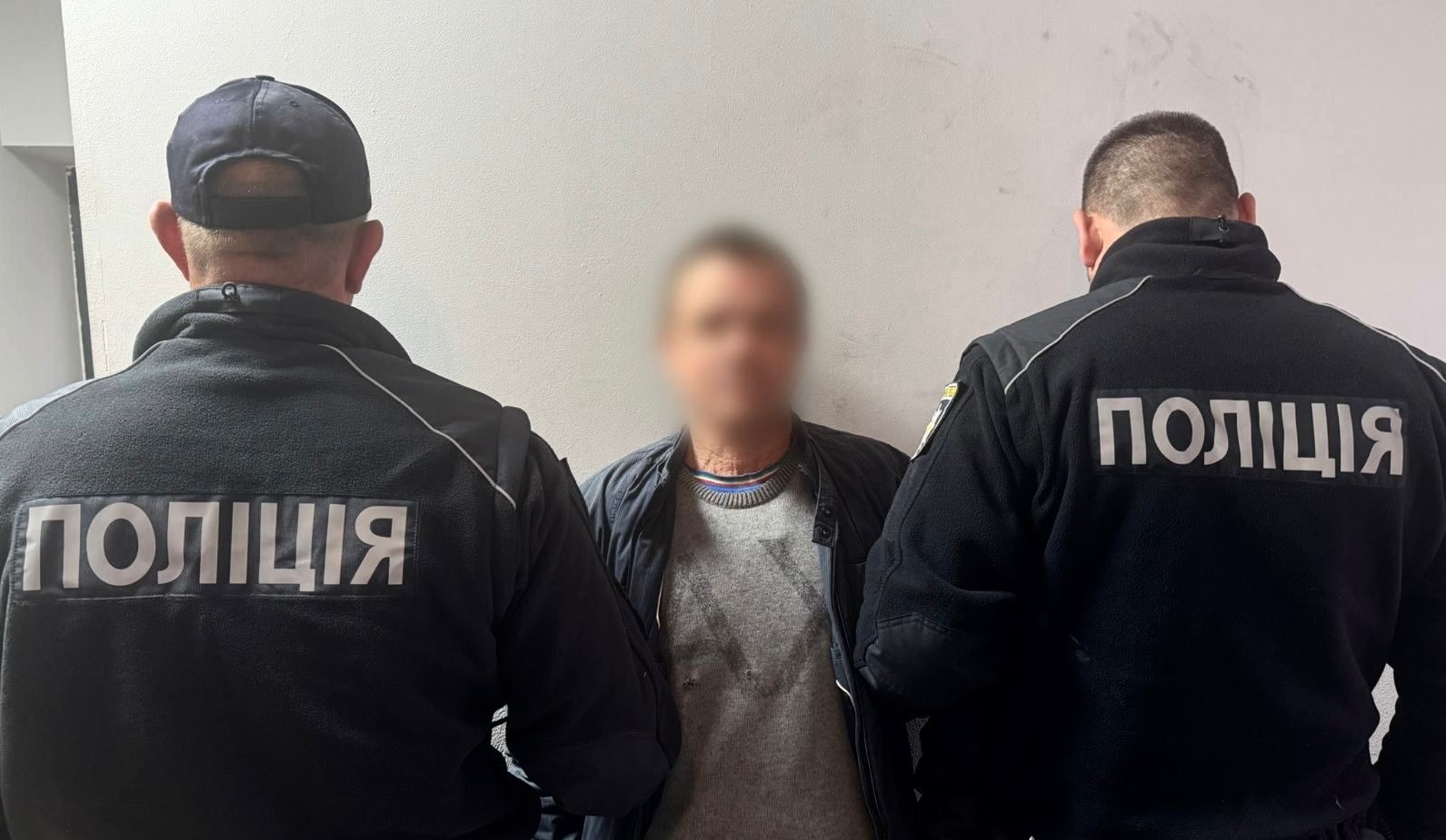 На Рахівщині нетверезий чоловік вчинив домашнє насильство та кинувся на поліцію з сокирою (ФОТО)