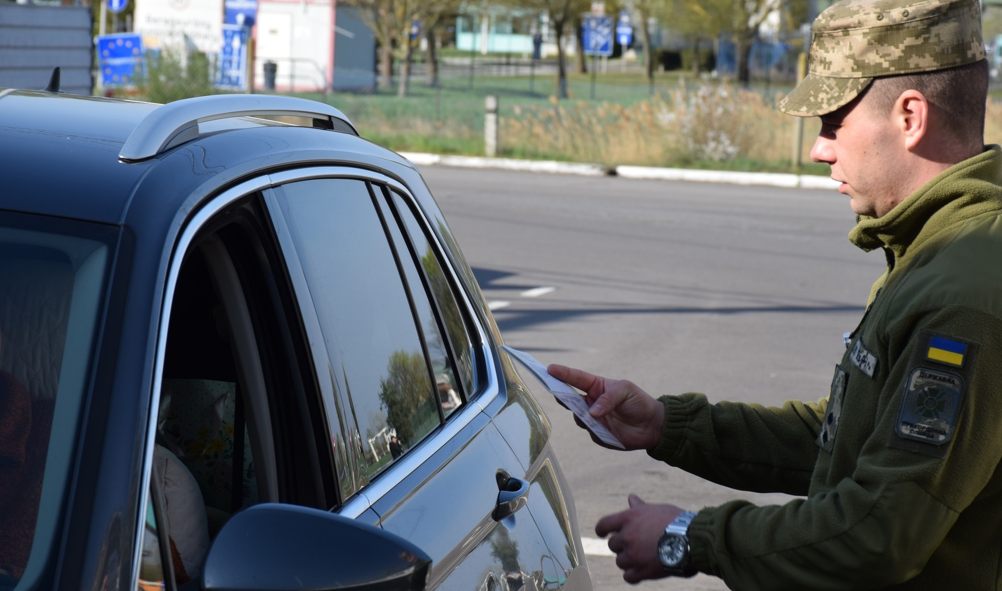 На кордоні з Угорщиною 50-річний киянин намагався виїхати за чужим паспортом (ФОТО)