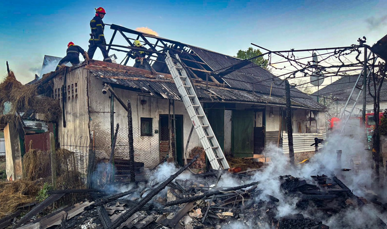 На Хустщині пожежа ледь не знищила будинок (ФОТО)
