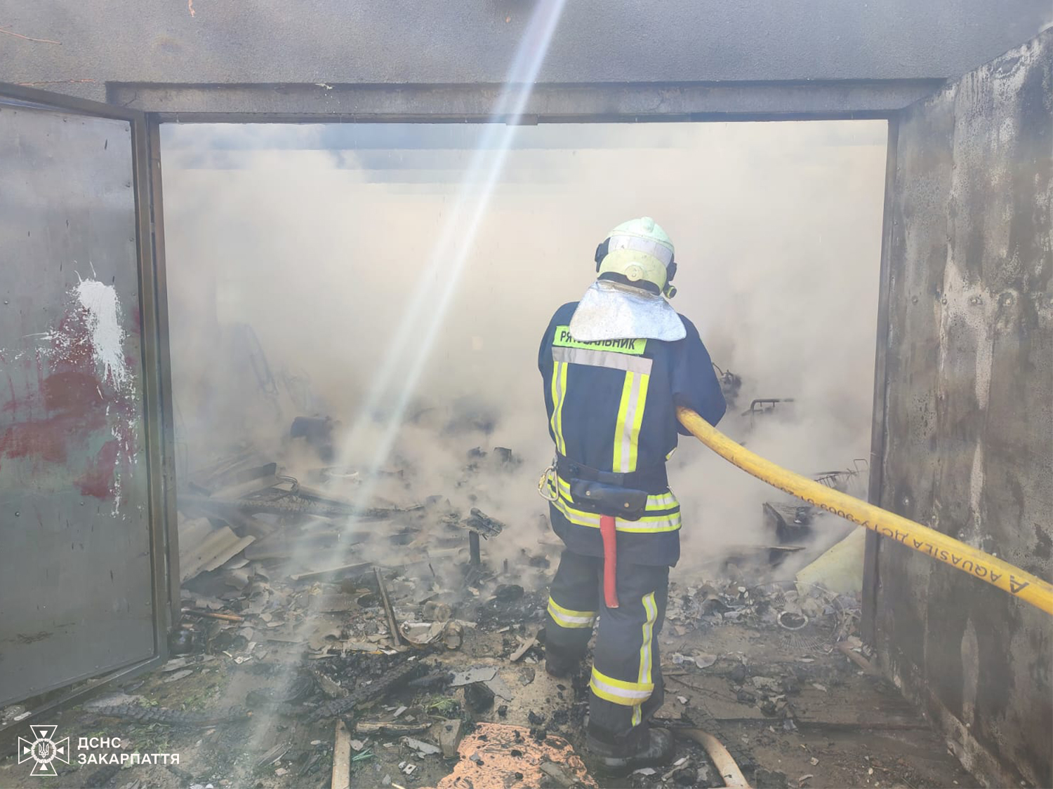 На Ужгородщині пожежа в гаражі ледь не перекинулася на житловий будинок (ФОТО)