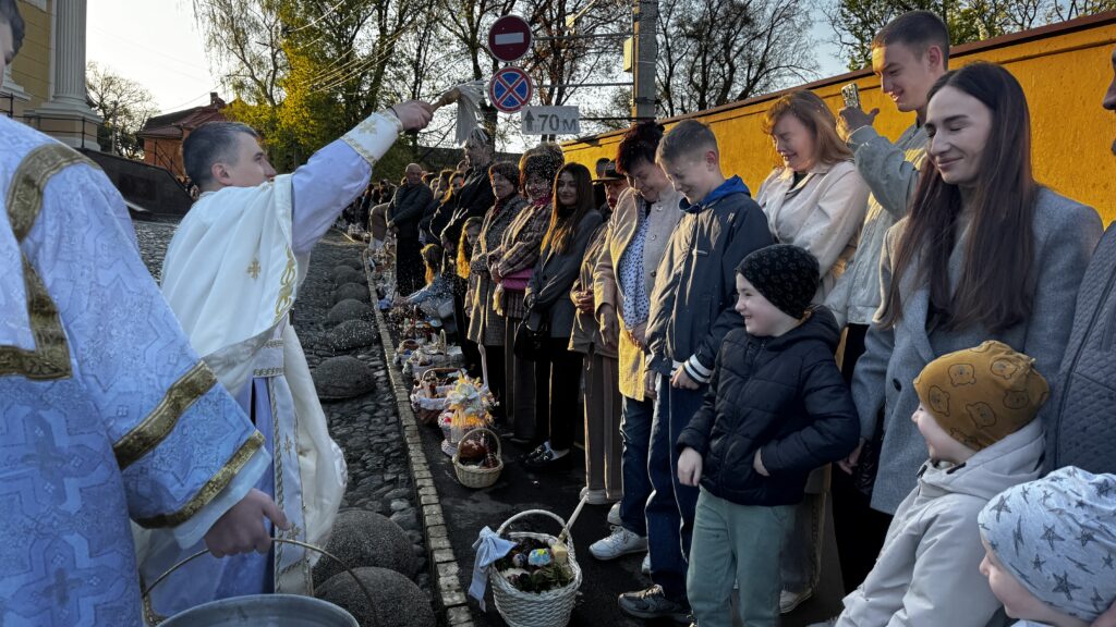 Як ужгородці освячували великодні кошики (ФОТО)