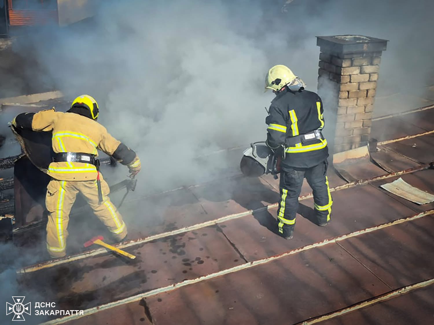 На Рахівщині з палаючого будинку врятували чоловіка (ФОТО)