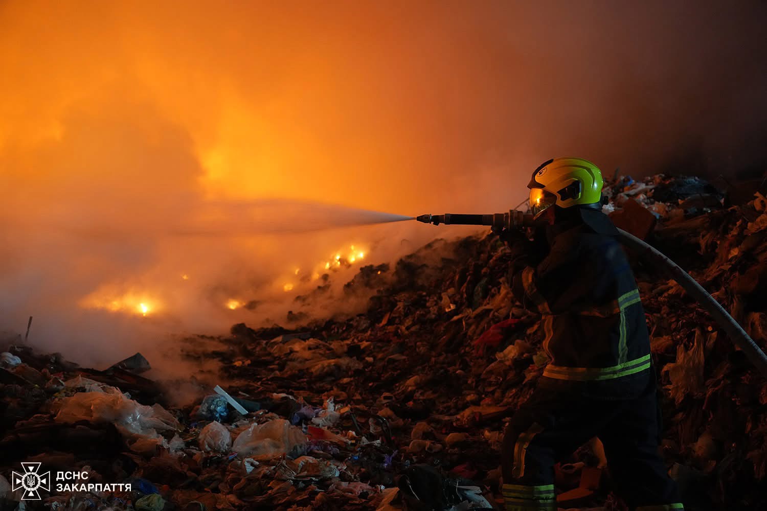 В Ужгороді триває ліквідація пожежі на сміттєзвалищі (ФОТО)