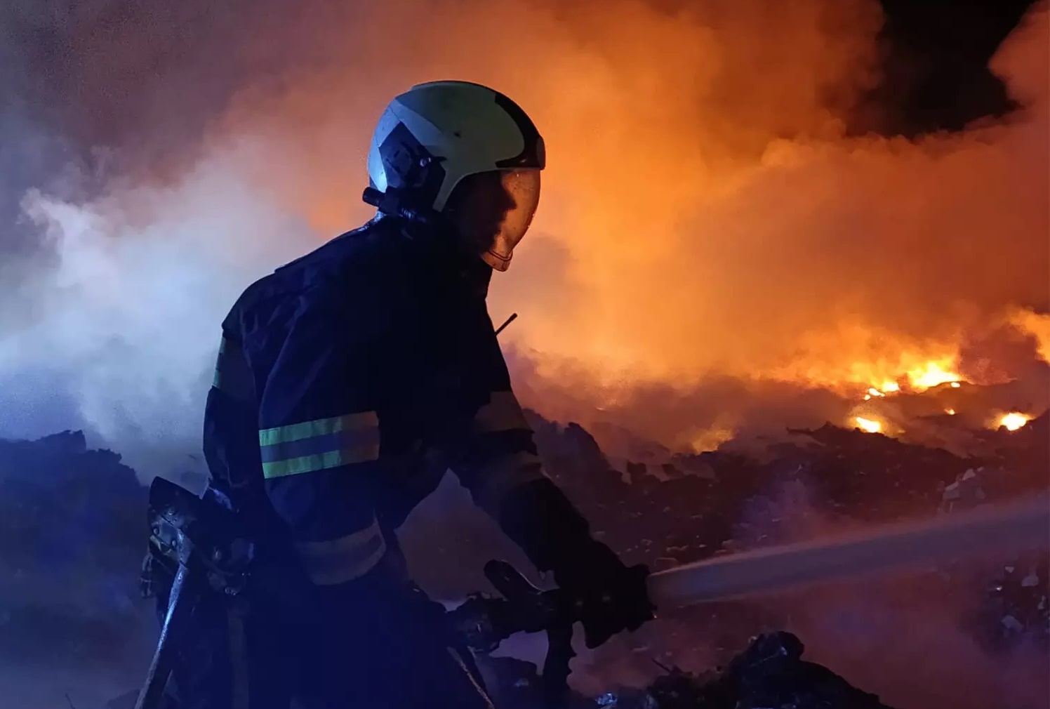 З пожежею на сміттєзвалищі у Чопі боролися майже добу (ФОТО)