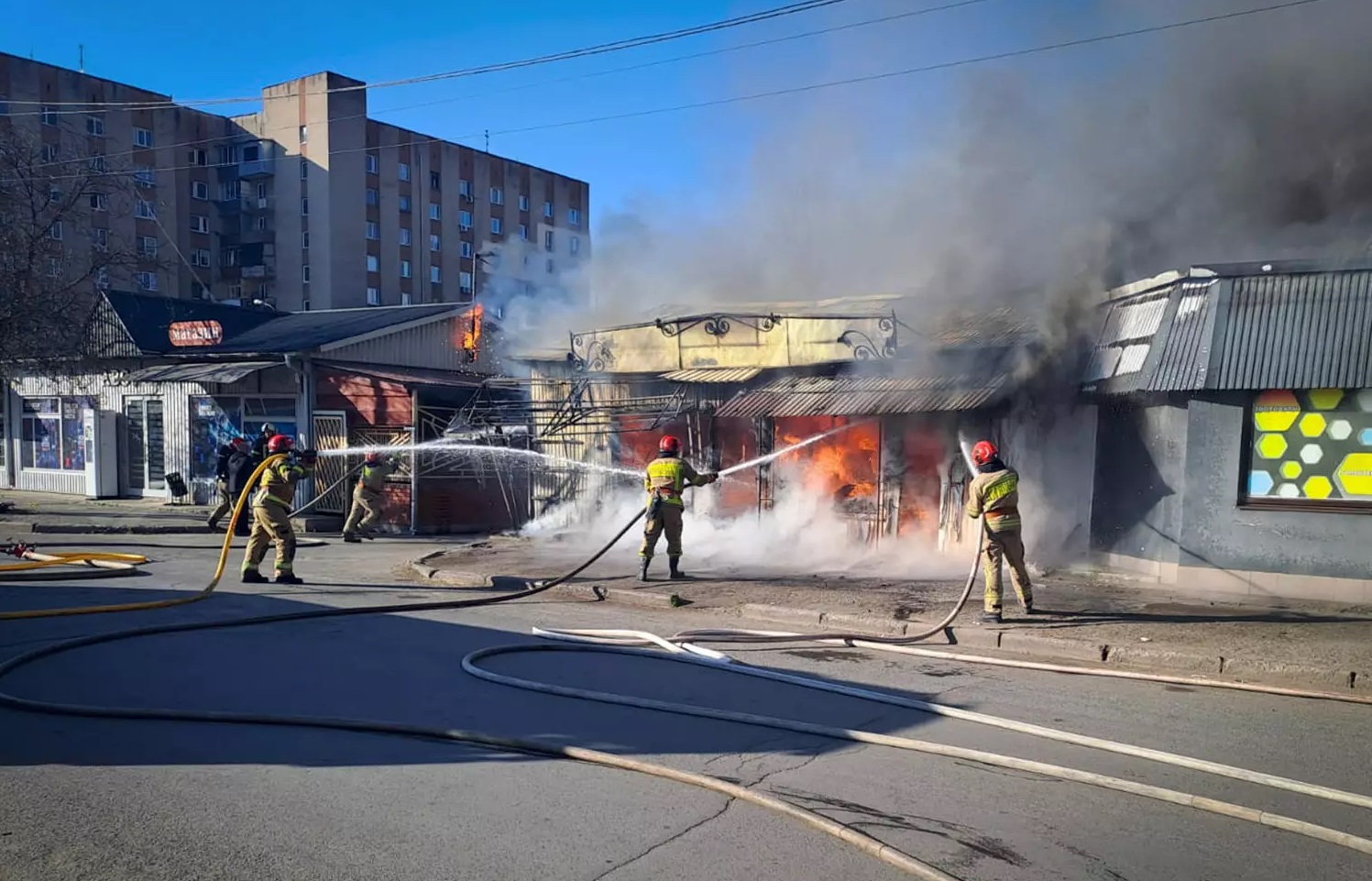 В Ужгороді згорів магазин на "П'яному" базарі (ФОТО)
