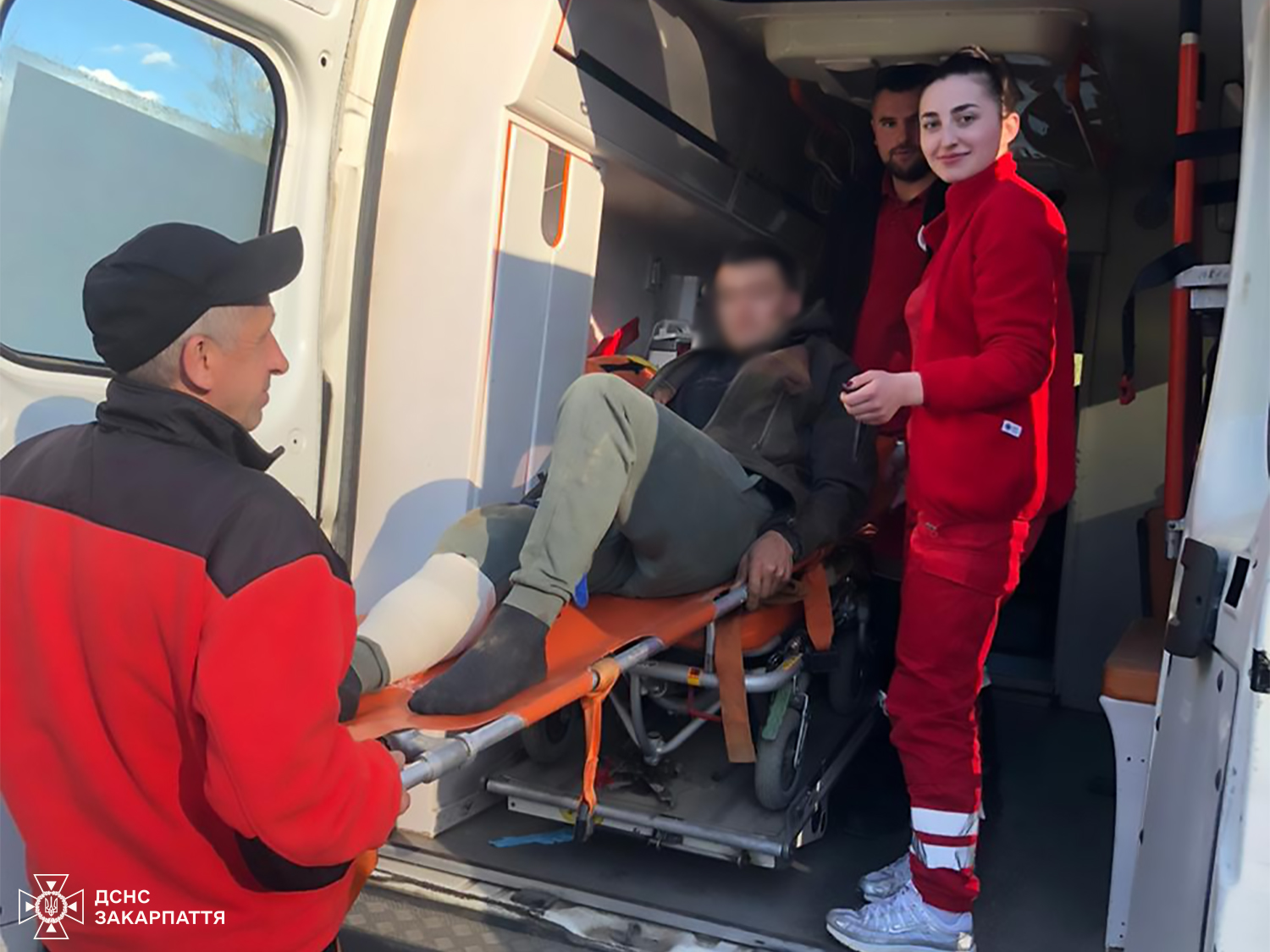 У горах Закарпаття рятувальники двічі допомагали травмованим туристам (ФОТО)
