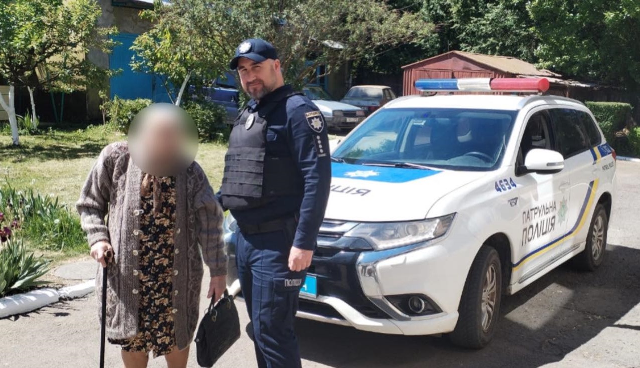 Ужгородські патрульні врятували розгублену пенсіонерку (ФОТО)