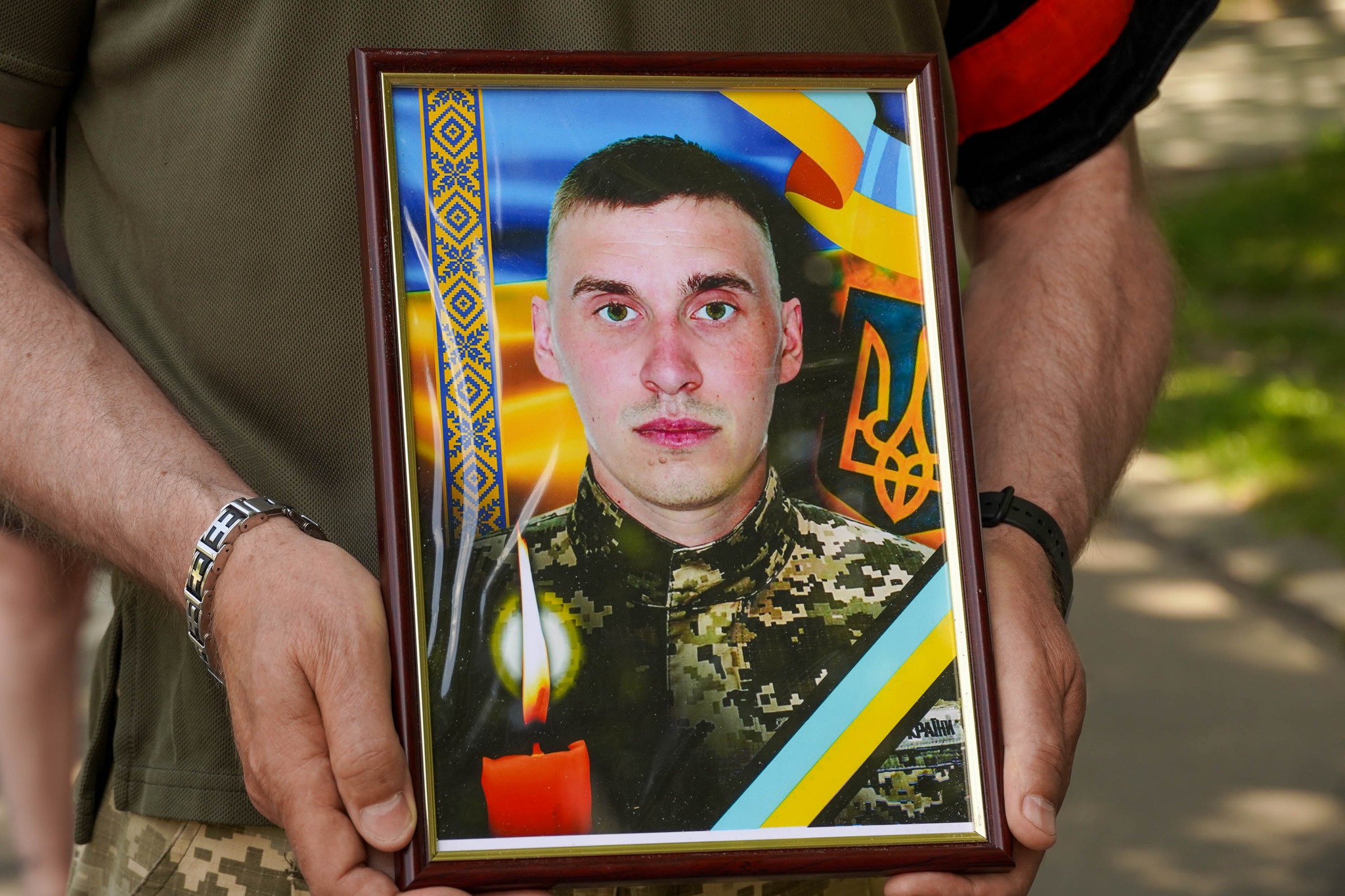 В Ужгороді попрощалися з 35-річним воїном Михайлом Тіщенком, який понад півтора року був зниклим безвісти (ФОТО)