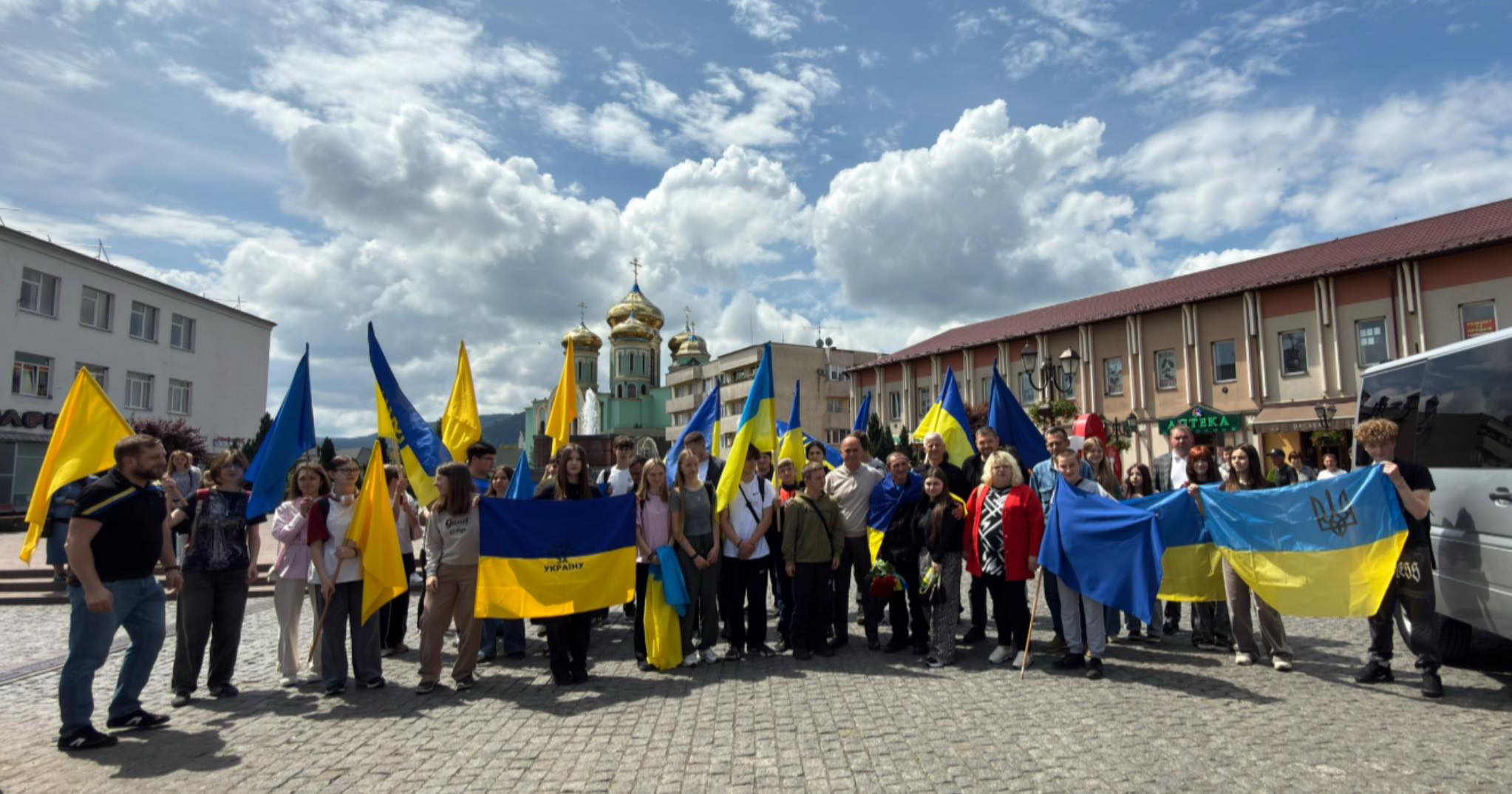 У Хусті зустріли захисника, який повернувся з російського полону (ФОТО)