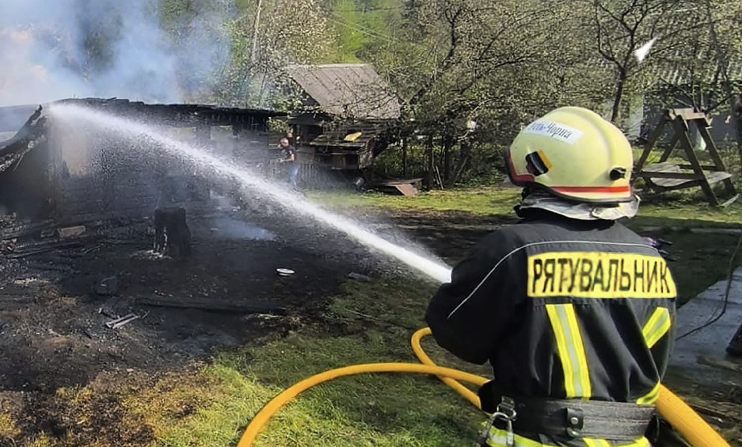 На Тячівщині надзвичайники врятували житловий будинок від пожежі (ФОТО)