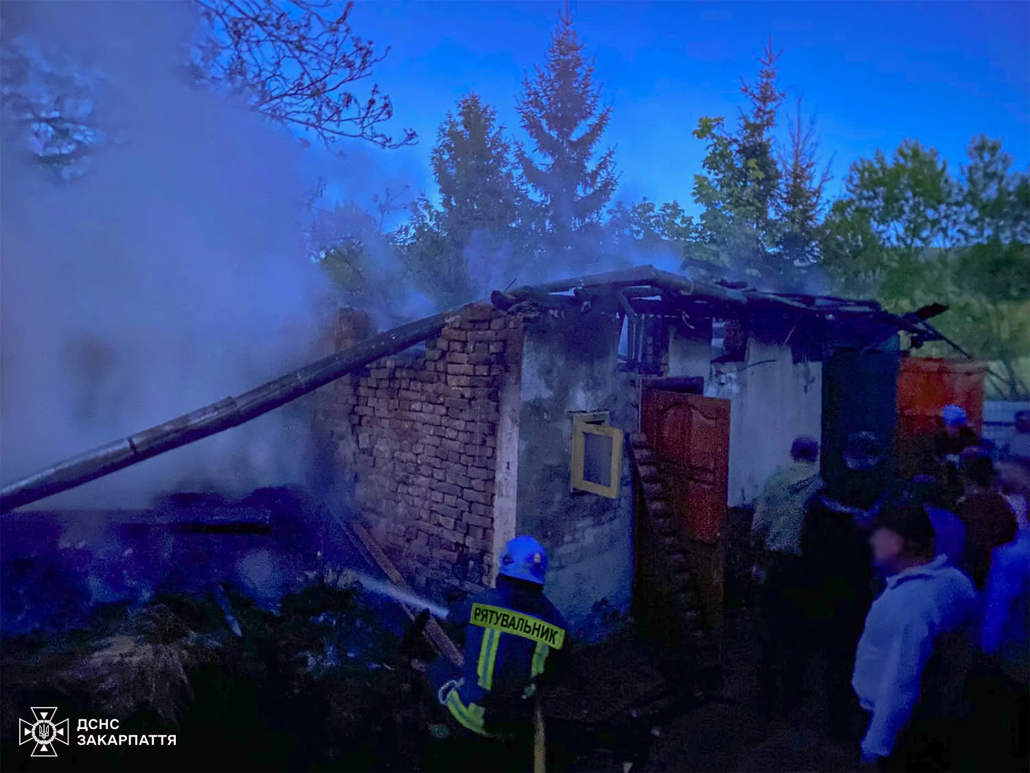 Сусіди разом із рятувальниками врятували будинок від пожежі на Ужгородщині (ФОТО)
