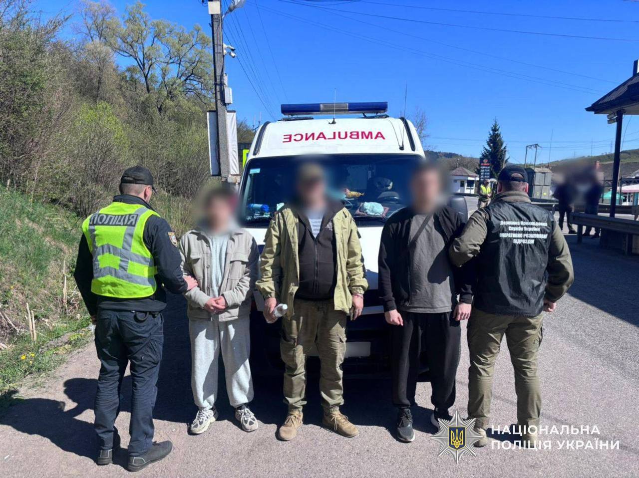На Закарпатті "ухилянтів" до кордону везли "швидкою" за $14000 (ФОТО)