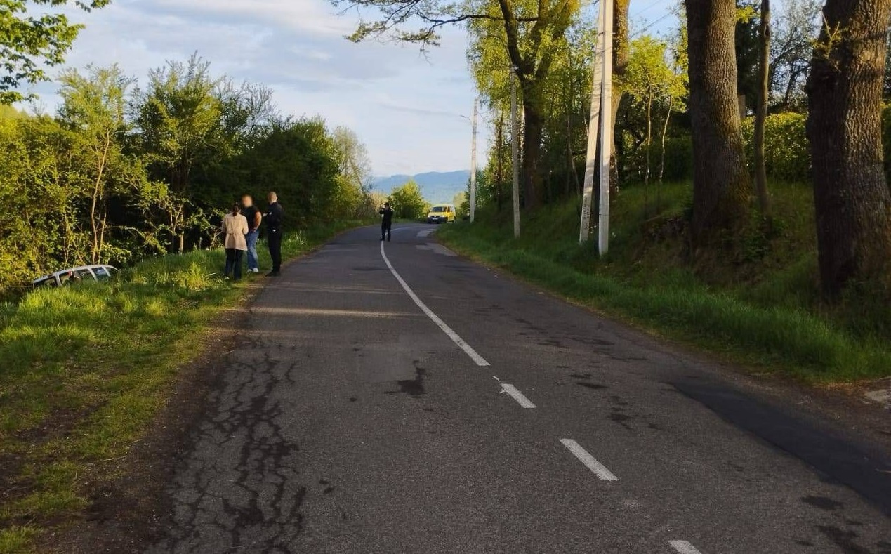 У селі Лази на Тячівщині автомобіль збив дитину, яка раптово вибігла на дорогу (ФОТО)