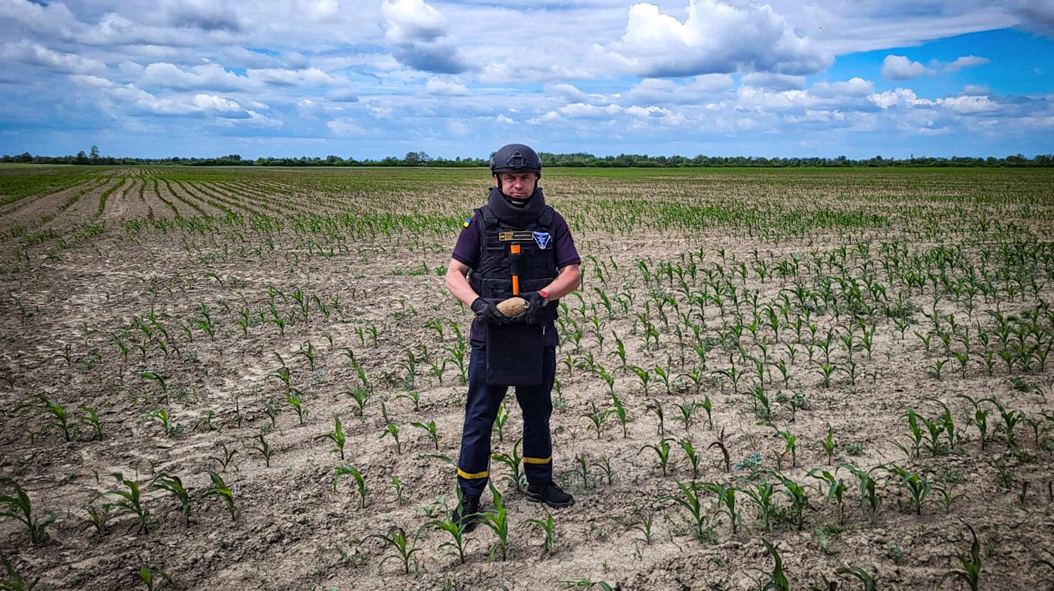 На полі в Ужгородському районі виявили мінометну міну часів Другої світової війни (ФОТО)
