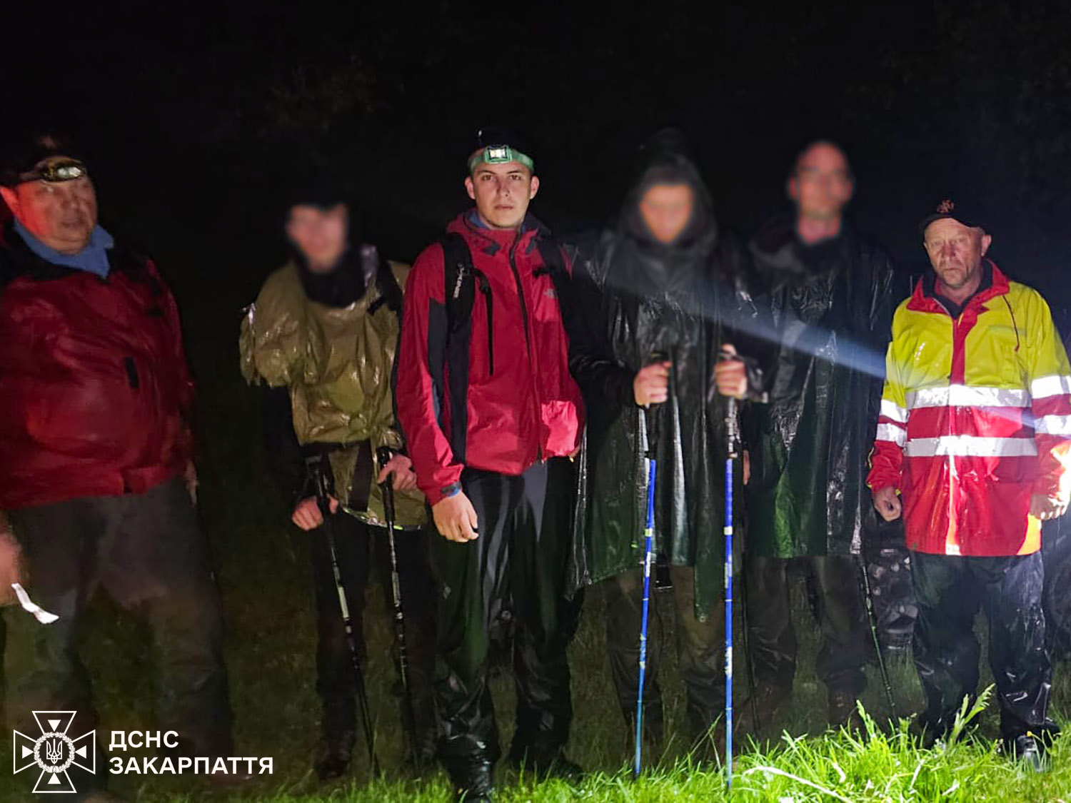 На Рахівщині рятувальники допомогли трьом туристам, які заблукали в горах під час негоди (ФОТО)